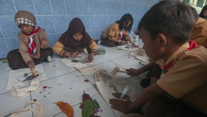 Potret Serunya Belajar Seni Ecoprint, Latih Kreativitas Anak Sejumlah siswa memukul daun pada kain tas saat belajar seni ecoprint di Sekolah Dasar Negeri 2 Gumukrejo, Boyolali, Jawa Tengah, Sabtu (2/3/2024). kegiatan belajar seni ecoprint tersebut untuk melatih kreativitas dan motorik serta mengajak siswa dapat memanfaatkan bahan daun dari sekitar menjadi barang yang memiliki nilai seni dan ekonomi. ANTARA FOTO/Aloysius Jarot Nugroho/wpa.