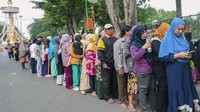 Warga antre untuk membeli beras saat operasi pasar di kawasan Tugu Keris Siginjai, Jambi, Sabtu (2/3/2024).