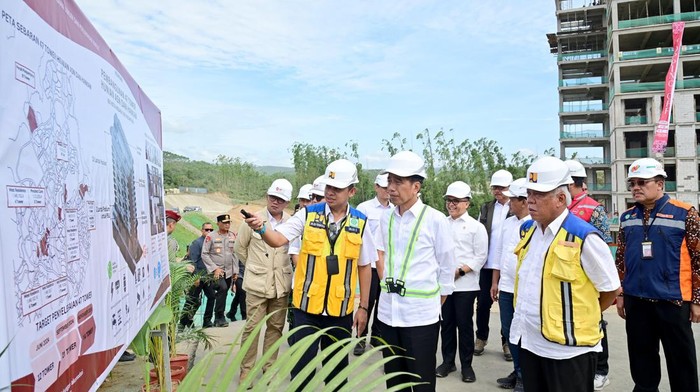 Presiden Jokowi meninjau progres pembangunan di IKN.