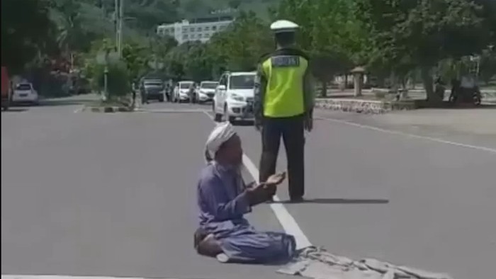 Pria bersorban doakan petugas kena azab.