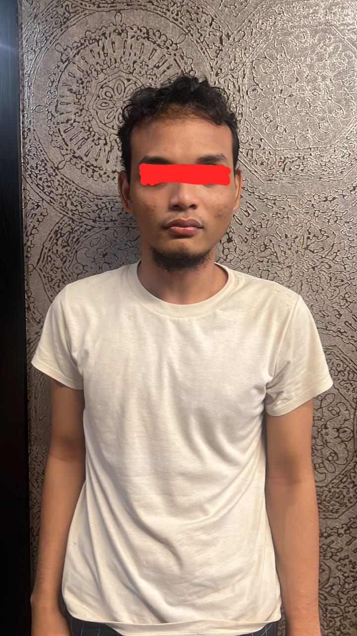 Pria inisial JMW (24) ditangkap di Kalideres Jakbar karena diduga memalsu situs Rabithah Alawiyah dan menawarkan sertifikat palsu mengenai habaib atau keturunan Nabi Muhammad SAW. (Dok Polda Metro Jaya)