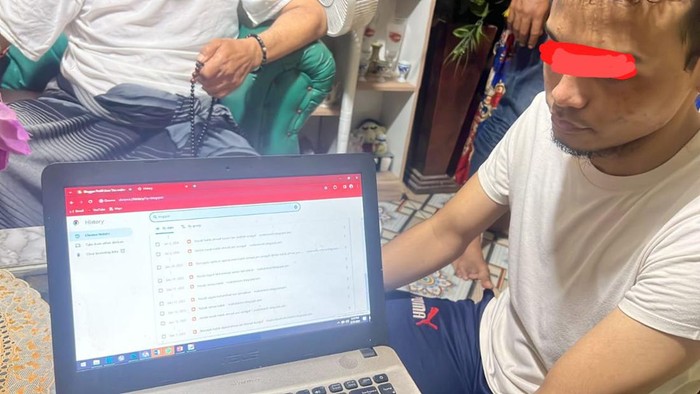 Pria inisial JMW (24) ditangkap di Kalideres Jakbar karena diduga memalsu situs Rabithah Alawiyah dan menawarkan sertifikat palsu mengenai habaib atau keturunan Nabi Muhammad SAW. (Dok Polda Metro Jaya)