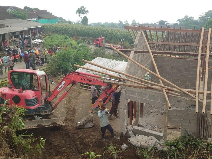 Proses menyingkirkan material tanah longsor yang menimpa rumah warga Desa Gedangan, Kecamatan Cepogo, Kabupaten Boyolali, Sabtu (2/3/2024).