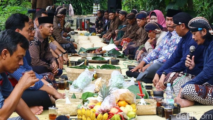 PT Adhi Karya bersama warga Karang Bajang, Kabupaten Sleman, menggelar selametan sebelum proses pembangunan tol Jogja-Solo, Sabtu (2/3/2024).