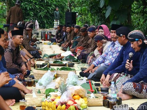 PT Adhi Karya bersama warga Karang Bajang, Kabupaten Sleman, menggelar selametan sebelum proses pembangunan tol Jogja-Solo, Sabtu (2/3/2024).