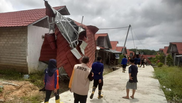 Puluhan rumah rusak diterjang puting beliung di Prabumulih.