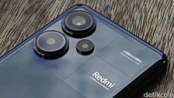 Redmi Note 13 Pro Plus 5G punya tiga kamera di bagian belakang. Kamera utamanya berukuran 200 MP dengan menggunakan sensor ISOCELLl HP3 dilengkapi OIS. Xiaomi turut memasang kamera ultra-wide 8 MP dan kamera makro 2 MP. Foto: Adi Fida Rahman/detikINET