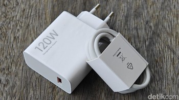 Selain itu, pengguna mendapatkan kabel data dan adaptor 120W. Foto: Adi Fida Rahman/detikINET