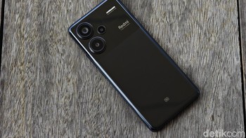 Material di bagian belakang menggunakan kaca AG sertan dibuat dengan ketahanan air dan debu dengan mengantongi sertifikat IP68. Foto: Adi Fida Rahman/detikINET