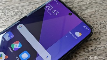 Di bagian punch hole terdapat kamera selfie-nya berukuran 16 MP. Foto: Adi Fida Rahman/detikINET