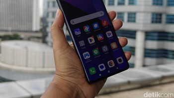 Untuk mencegah panas berlebih, Xiaomi menyematkan sistem pendingin seluas 4.000 mm2. Baterai yang dipasang berkapasitas 5.000 mAh dengan dukungan pengisian cepat 120W. Foto: Adi Fida Rahman/detikINET