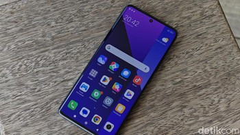 Redmi Note 13 Pro Plus 5G mengusung layar tepian melengkung yang terlindungi kaca Gorilla Glass Victus. Ukurannya 6,67 inch, panel AMOLED dengan resolusi 1,5K, refresh rate 120 Hz dan kecerahan maksimum 1.800 nits. Foto: Adi Fida Rahman/detikINET
