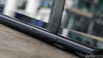 Sementara di sisi kanan bodi terdapat tombol pengaturan volume dan power. Foto: Adi Fida Rahman/detikINET