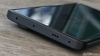 Bagian atas terdapat speaker dan sensor IR Blaster. Foto: Adi Fida Rahman/detikINET