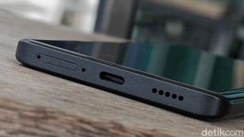 Bagian bawah terdapat slot SIM Card, port USB-C dan speaker. Foto: Adi Fida Rahman/detikINET