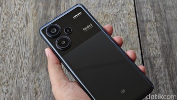 Selain 5G, Xiaomi memberikan dukungan WiFI6, USB-C, dan NFC. Kendati hanya punya satu slot nanoSIM card, pengguna dapat menambahkan eSIM. Foto: Adi Fida Rahman/detikINET