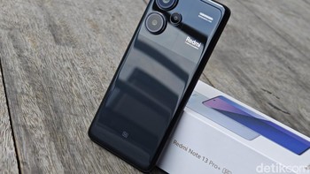Varian Redmi Note 13 Pro Plus yang di-unboxing berwarna Midnight Black . Foto: Adi Fida Rahman/detikINET