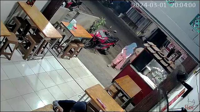 Rekaman CCTV motor milik warga Palembang hilang digondong maling.