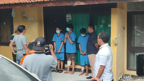 Rekonstruksi kasus pembunuhan wanita terbungkus selimut dilakukan di Mapolsek Banjar, Sabtu (2/3/2024).