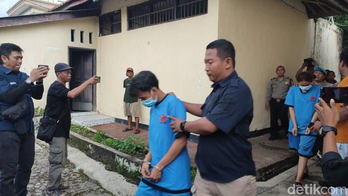 Rekonstruksi kasus pembunuhan wanita terbungkus selimut dilakukan di Mapolsek Banjar, Sabtu (2/3/2024).
