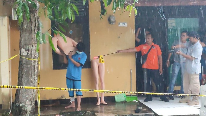 Rekonstruksi kasus pembunuhan wanita terbungkus selimut dilakukan di Mapolsek Banjar, Sabtu (2/3/2024).