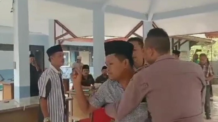 Saksi salah satu caleg DPRD Provinsi Jatim dari Partai Demokrat di Bangkalan yang ngamuk di Sekretariat PPK.