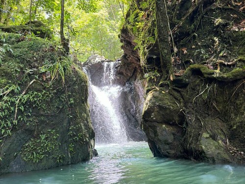 Salah satu air terjun di Desa Wisata Wae Lolos, Kabupaten Manggarai Barat, NTT. (Foto: Istimewa)