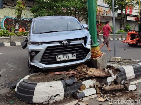 Sat Lantas Polres Klaten mengevakuasi mobil yang terbalik di Jalan Pemuda Klaten menggunakan truk derek, Sabtu (2/3/2024) pagi.