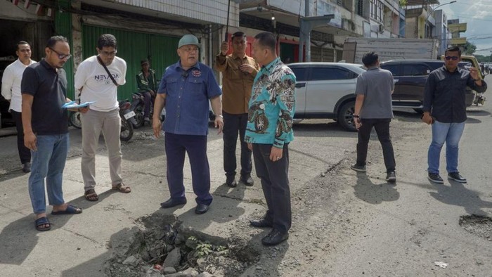 SF Hariyanto meninjau jalan rusak di Pekanbaru (Dok Diskominfotik Riau)