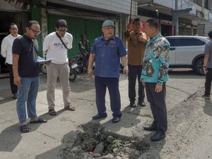 Pj Gubernur Pantau Jalan Rusak di Pekanbaru, Target Lebaran Sudah Mulus