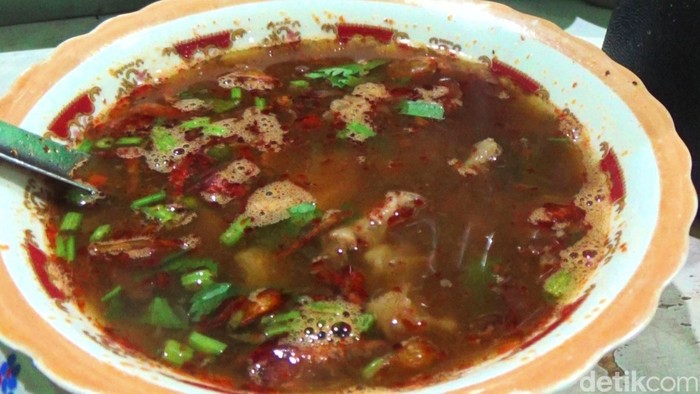 Soto daging kuah merah di dalam pasar Batur, Banjarnegara di sekitar dataran tinggi Dieng.