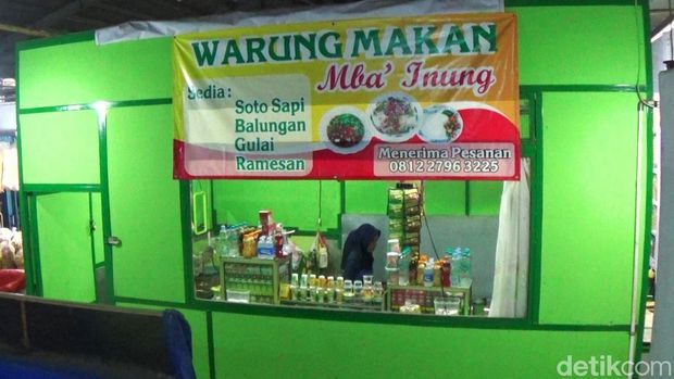 Soto daging kuah merah di dalam pasar Batur, Banjarnegara di sekitar dataran tinggi Dieng.