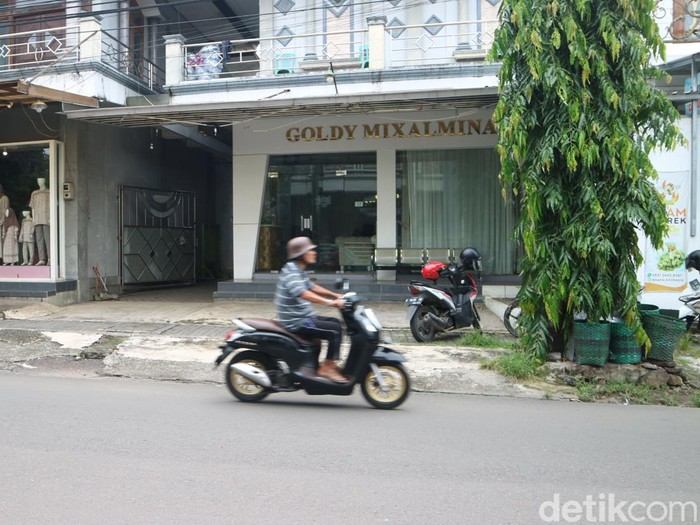 Suasana kantor biro perjalanan umrah Goldy Mixalmina milik Zyuhal Laila Nova di Kabupaten Kudus, Rabu (28/2/2024).