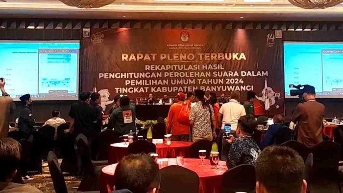 Suasana Kericuhan di forum rapat pleno rekapitulasi suara pemilu 2024 yang berlangsung di El Hotel Royal Banyuwangi, Sabtu (2/3/2024) dini hari.