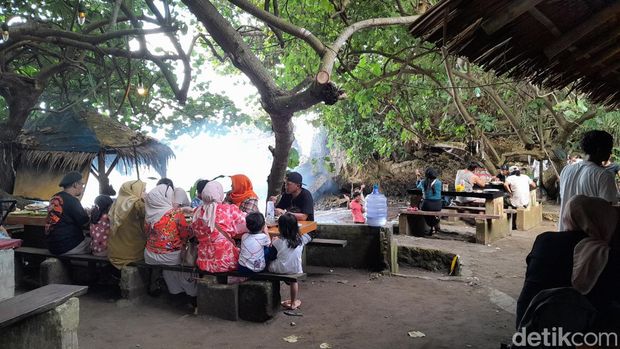 Suasana munggahan menjelang Ramadan di pantai Batukaras