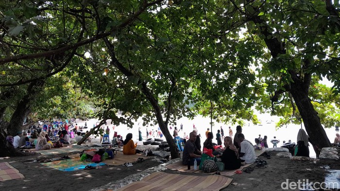 Suasana munggahan menjelang Ramadan di pantai Batukaras