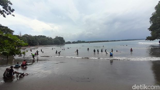 Suasana munggahan menjelang Ramadan di pantai Batukaras