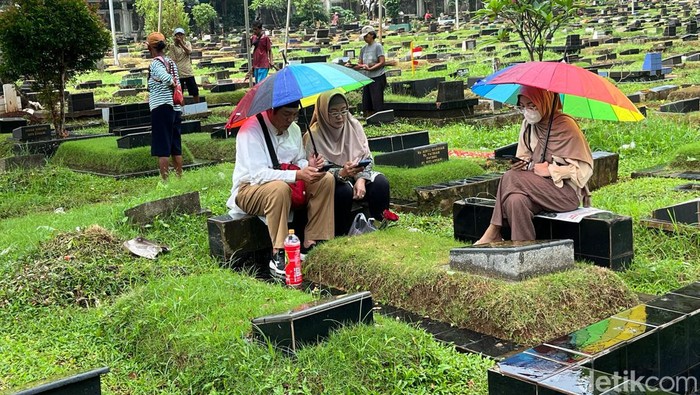 Suasana Nyekar di TPU Karet Bivak Jelang Puasa (Ondang/detikcom)