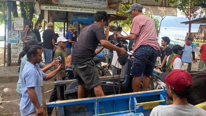 Warga sweeping sepeda listrik di Gili Trawangan. Foto: istimewa.