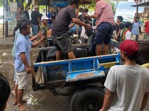 Geram, Puluhan Warga-Kusir Cidomo Sweeping Sepeda Listrik di Gili Trawangan