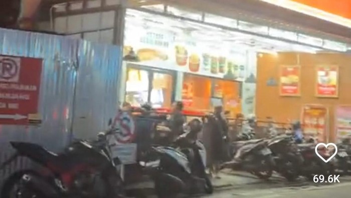 Tangkapan layar video keresahan Aa Gym soal kegiatan di minimarket larut malam dekat Masjid DT.