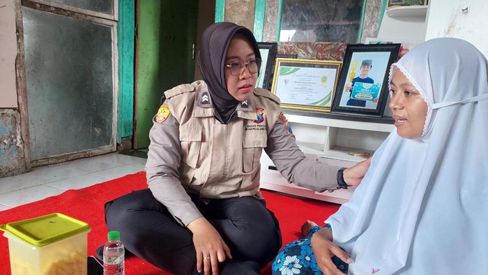 Tim konselor psikologi Polresta Banyuwangi berbincang dengan Suyanti, ibu kandung santri yang dianiaya senior hingga tewas di Kediri.