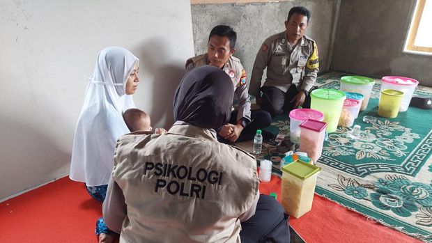 Tim konselor psikologi Polresta Banyuwangi berbincang dengan Suyanti, ibu kandung santri yang dianiaya senior hingga tewas di Kediri.