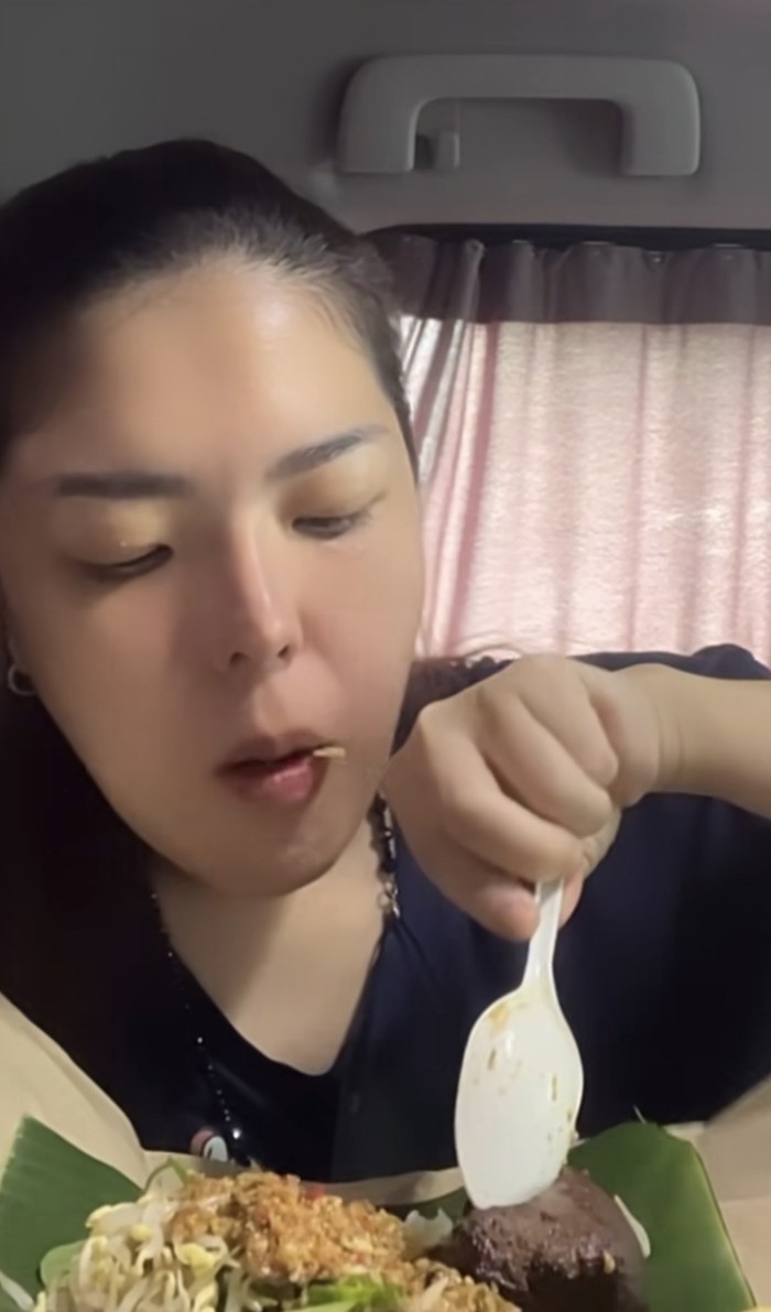 Tina Toon Doyan Kulineran Kaki Lima dari Ngemil Gorengan hingga Cicip Pecel