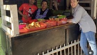 Salah satu jajanan favoritnya saat blusukan adalah gorengan. Ini potret seru Tina ketika jajan gorengan yang masih hangatdi salah satu warung. Foto: @tinatoon101