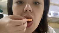 Kalau sedang di rumah, Tina juga cukup sering unggah momen makannya. Kali ini ia ngemil udang rebus dengan saus cocolan pedas. Foto: @tinatoon101
