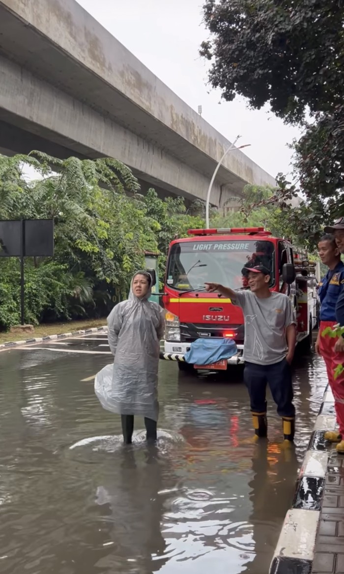 Tina Toon Doyan Kulineran Kaki Lima dari Ngemil Gorengan hingga Cicip Pecel