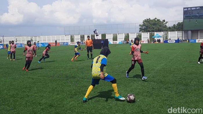 Turnamen sepak bola putri usai dini di Supersoccer Arena Rendeng, Kudus, Sabtu (2/3/2024).