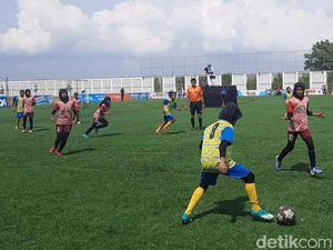 Kisah Guru Asal Rembang Jual Kambing demi Murid Ikuti Turnamen Sepakbola Putri
