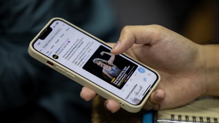 Unik, Kampus di Filipina Punya Mata Kuliah Taylor Swift Dr. Cherish Aileen Brillon gives a lecture during the